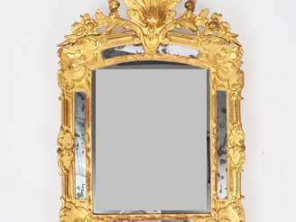 Vente aux enchères Glace à parcloses Louis XV en bois sculpté et doré, à décor de fleuron