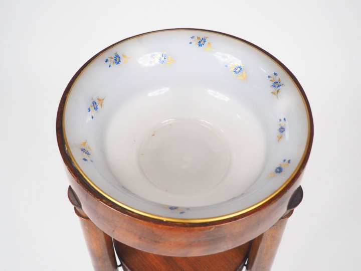 Barbière Empire en acajou avec broc et bassin en opaline blanche, à dé
