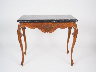 Vente aux enchères Petite console Régence en chêne mouluré et sculpté, à décor de palmett