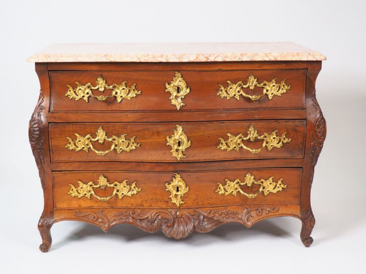 Commode tombeau Louis XV en noyer mouluré et sculpté, à décor de rocai
