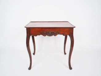 Vente aux enchères Table cabaret Louis XV en acajou mouluré et sculpté, à décor de feuill