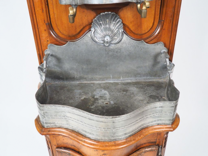 Fontaine Louis XIV en étain avec son bassin, sur un meuble présentoir 