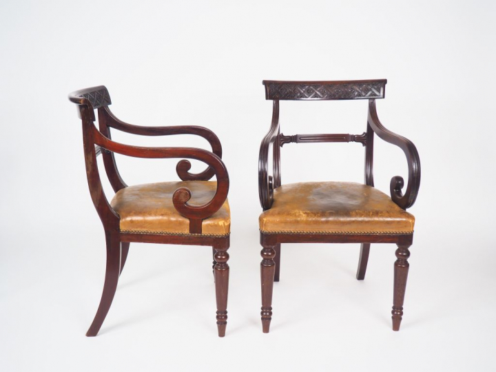 Paire de fauteuils à crosse de style anglais.
