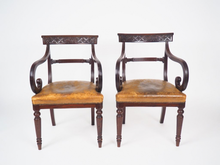 Paire de fauteuils à crosse de style anglais.
