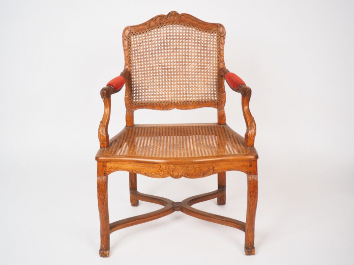 Fauteuil canné de style Régence.