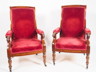 Vente aux enchères 	Paire de fauteuils Restauration en acajou marqueté de bois clair, à d