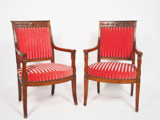 Vente aux enchères Paire de fauteuils Directoire en noyer mouluré et sculpté, à décor de 