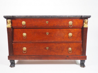 Vente aux enchères Commode consulat en acajou et placage d’acajou, ouvrant à trois tiroir