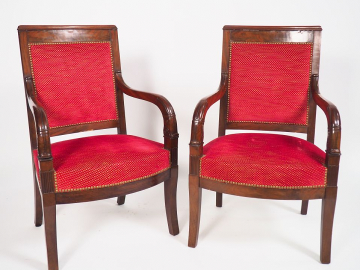 Paire de fauteuils Empire en acajou, et placage d’acajou mouluré et sc