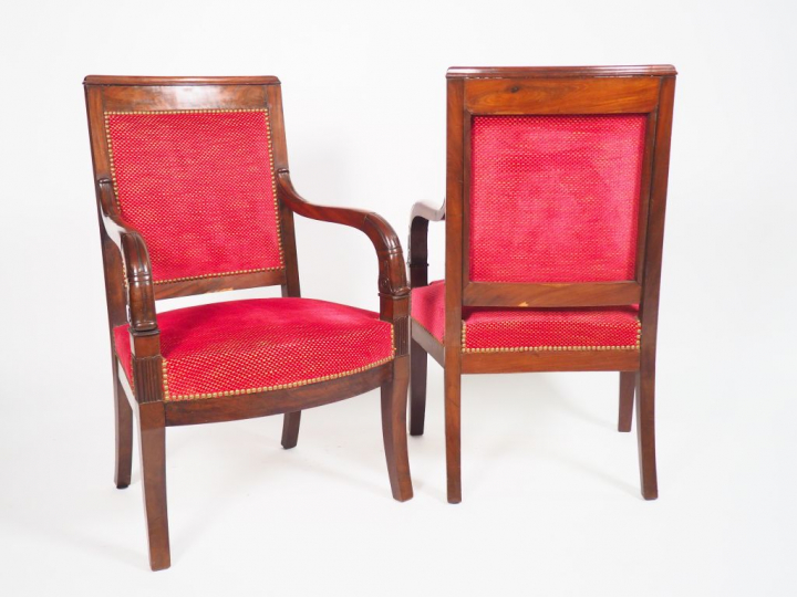Paire de fauteuils Empire en acajou, et placage d’acajou mouluré et sc