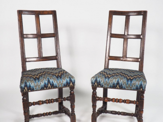 Vente aux enchères 	Paire de chaises Louis XIII en noyer, pieds balustre, dossier ajouré,