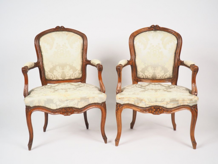 Paire de fauteuils cabriolets de style Louis XV en bois naturel et mou