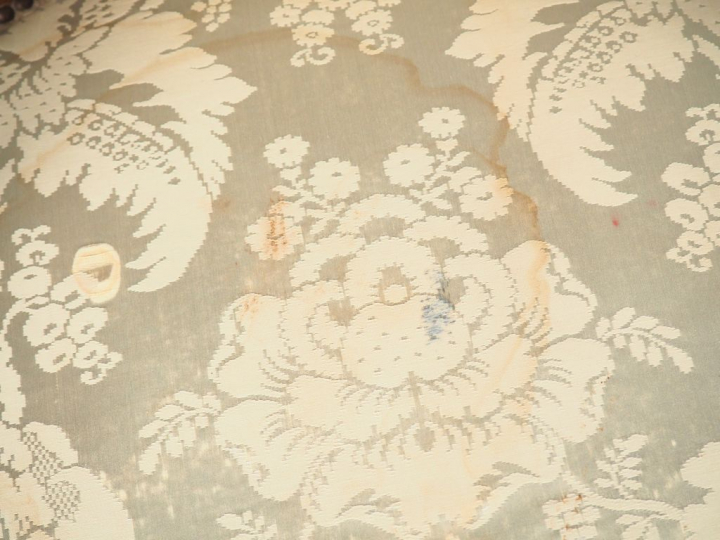 Paire de fauteuils cabriolets de style Louis XV en bois naturel et mou
