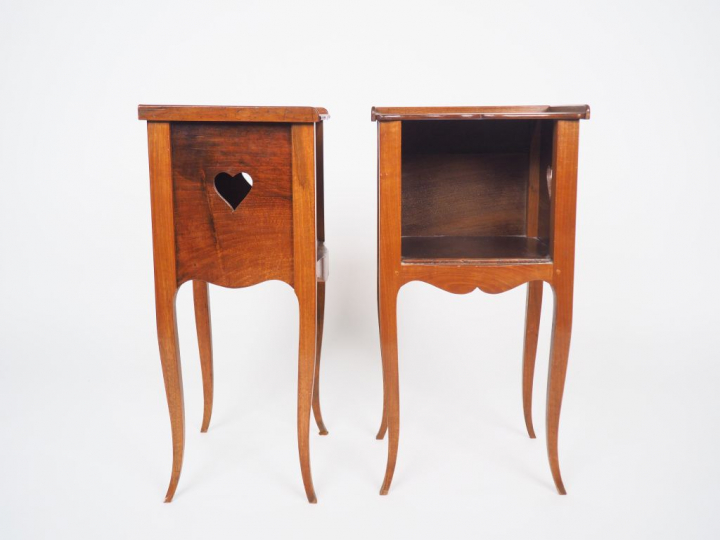 Paire de chevets de style Louis XV en noyer.