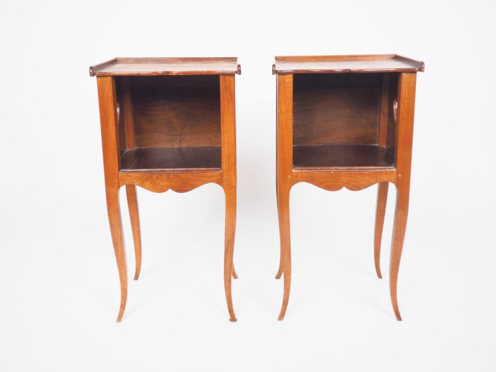 Paire de chevets de style Louis XV en noyer.