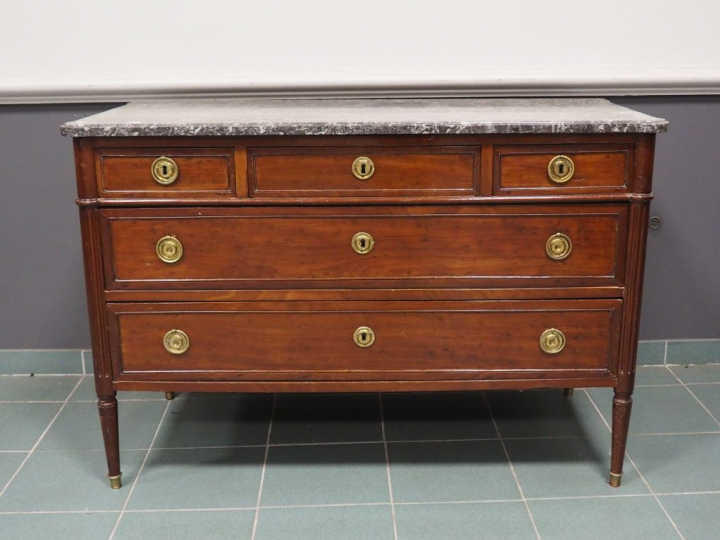 Commode Louis XVI en acajou, ouvrant à cinq tiroirs sur trois rangs, m