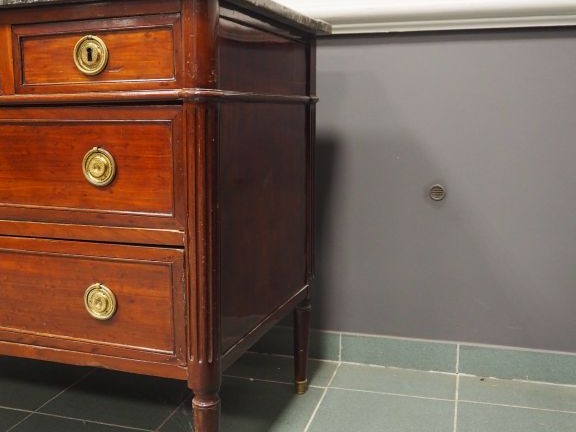 Commode Louis XVI en acajou, ouvrant à cinq tiroirs sur trois rangs, m