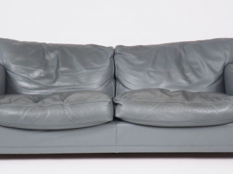 Vente aux enchères POLTRONA FRAU . Canapé en cuir gris, trois places. Signé