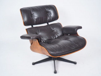 Vente aux enchères Charles EAMES. Fauteuil en cuir marron "lounge chair" (étiquette Mobil