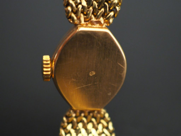 HUMA Montre bracelet de dame, boitier et bracelet or jaune. Cadran ron