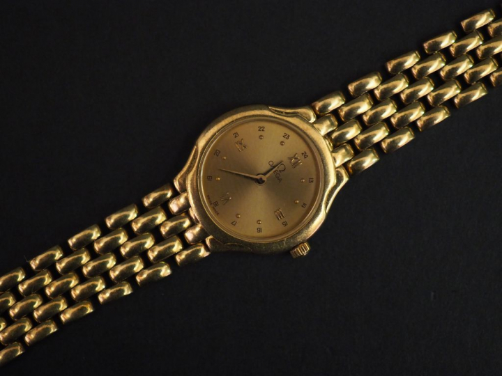 OMEGA Montre bracelet de dame, boitier et bracelet or jaune.  Cadran r