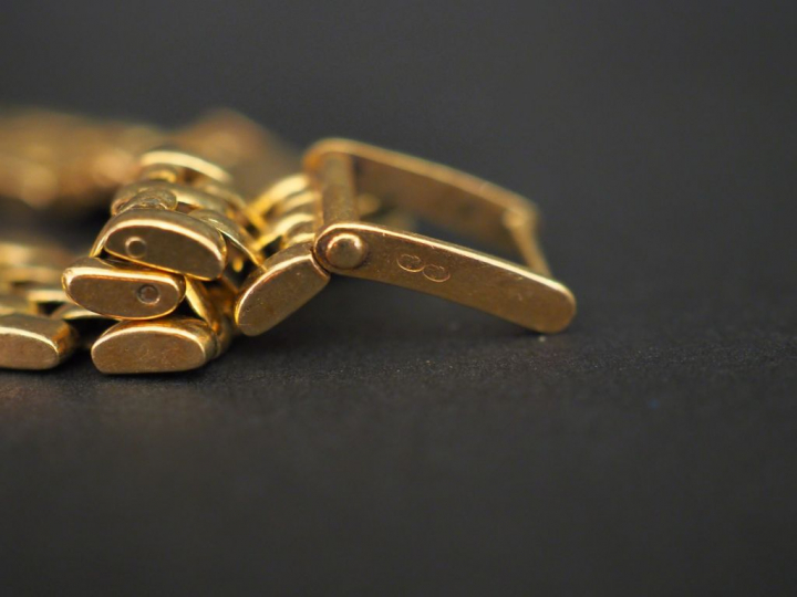 OMEGA Montre bracelet de dame, boitier et bracelet or jaune.  Cadran r