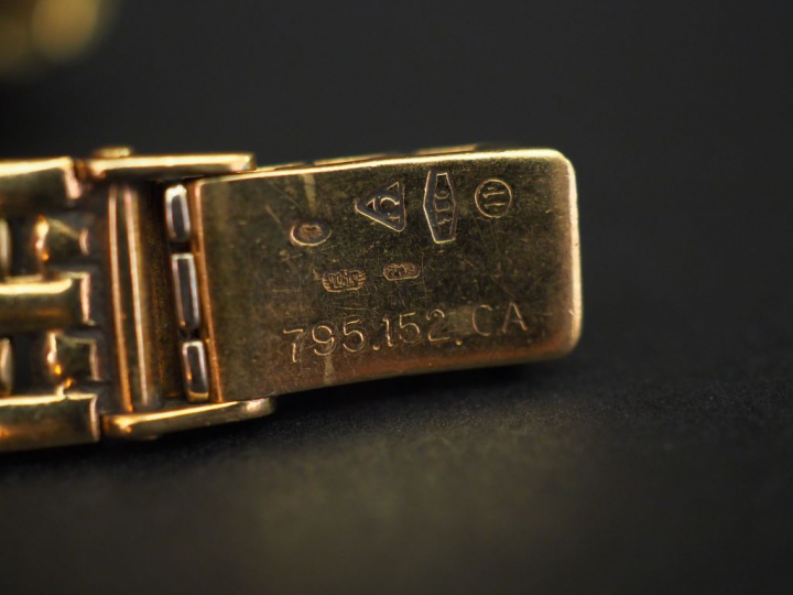 OMEGA Montre bracelet de dame, boitier et bracelet or jaune.  Cadran r