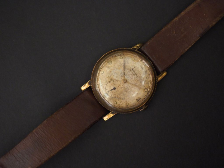 Montre bracelet, boitier en or jaune.  Cadran rond à chiffres arabes e