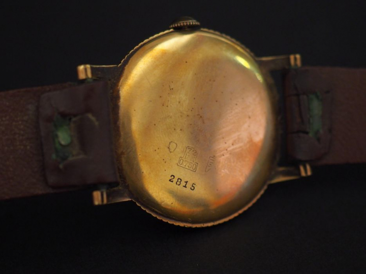 Montre bracelet, boitier en or jaune.  Cadran rond à chiffres arabes e