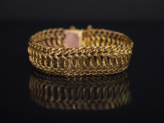 Vente aux enchères Bracelet articulé en or jaune, maille entrelacée et ajourée.  Chainett