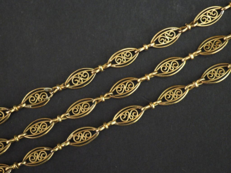 Vente aux enchères Collier souple en or jaune, à décor de maillons ovales filigranés et a