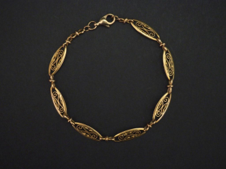 Vente aux enchères Bracelet souple en or jaune, composé de maillons ovales filigranés. Lo