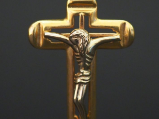 Vente aux enchères Pendentif ajouré en forme de croix en or jaune.  4,5 x 3 cm (sans la b