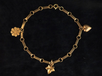 Vente aux enchères Bracelet articulé en or jaune 14K, à décor de trois pendeloques en for