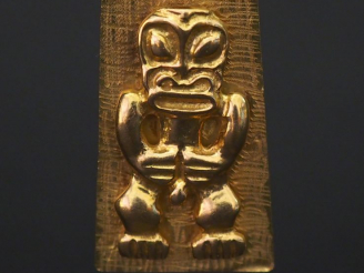 Vente aux enchères Pendentif de forme évasée en or jaune, à décor de style tribal.  4 x 2