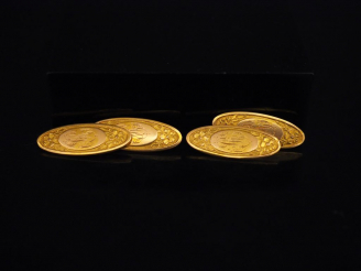 Vente aux enchères Paire de boutons de manchettes ovales de style Louis XVI en or jaune, 