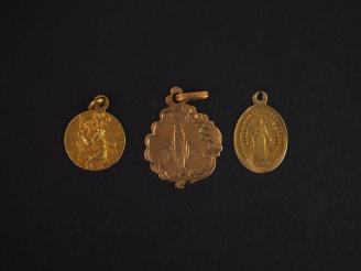 Vente aux enchères Ensemble comprenant :  - une médaille relgieuse polylobée en or jaune,
