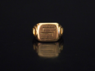 Vente aux enchères Bague de forme chevalière en or jaune, à décor gravé de la lettre "S".