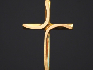 Vente aux enchères Pendentif en or jaune en forme de croix de forme stylisée.  3,6 x 2,4 