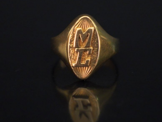 Vente aux enchères Bague de forme chevalière en or jaune, à décor de monogramme et de mot