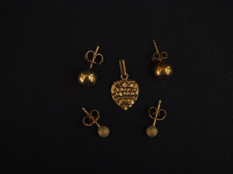 Vente aux enchères Ensemble comprenant :  - une paire de perce-oreilles en forme de boule