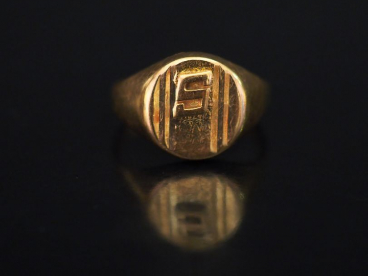 Bague de forme chevalière en or jaune, à décor appliqué de la lettre "
