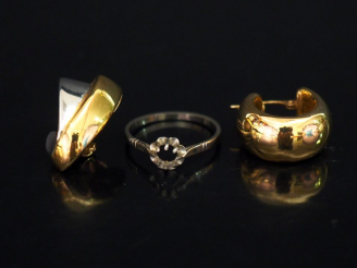 Vente aux enchères Ensemble comprenant :  - un perce-oreille deux tons d'or, en forme de 