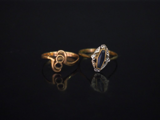 Vente aux enchères Ensemble comprenant :  - une monture de bague en or jaune.  TDD. 54 (a