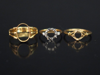 Vente aux enchères Trois différentes montures de bague en or jaune.  L'une sertie de deux