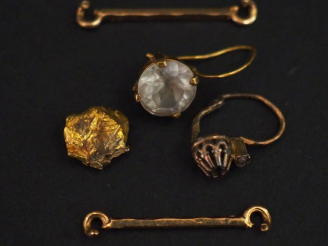 Vente aux enchères Ensemble comprenant :  - deux différents perce-oreilles en or jaune et