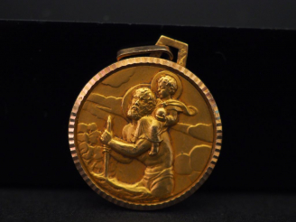 Vente aux enchères Médaille religieuse en or jaune, figurant Saint Christophe portant le 