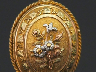 Vente aux enchères Pendentif porte-photo trois tons d'or de forme bombée, à décor en lége