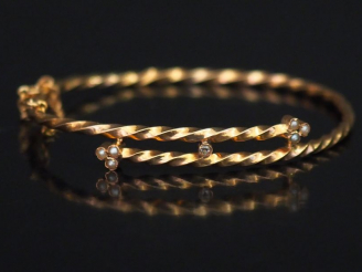 Vente aux enchères Bracelet jonc Napoléon III en or jaune torsadé, à décor sur les extrêm