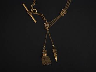 Vente aux enchères Giletière Napoléon III en or jaune, émail noir et perles, à décor de p